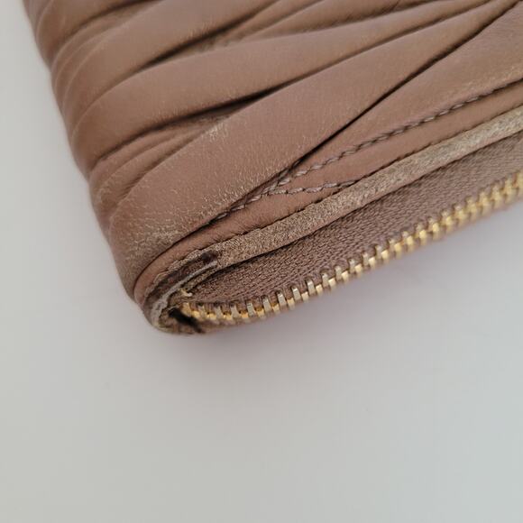 Miu Miu Wallet Matelasse Beige Large Accordion Card Holder Logo Leather Zip - Picture 9 of 10